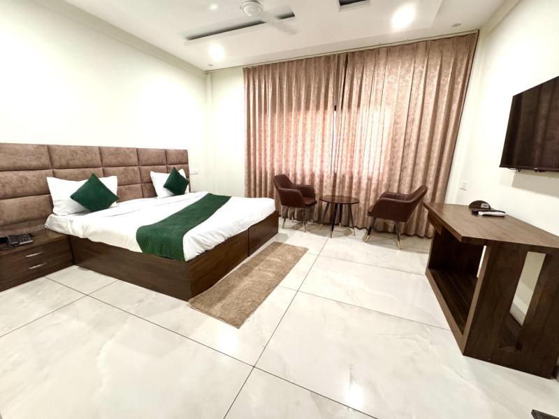 Prism Grand Hotel Zirakpur Екстериор снимка