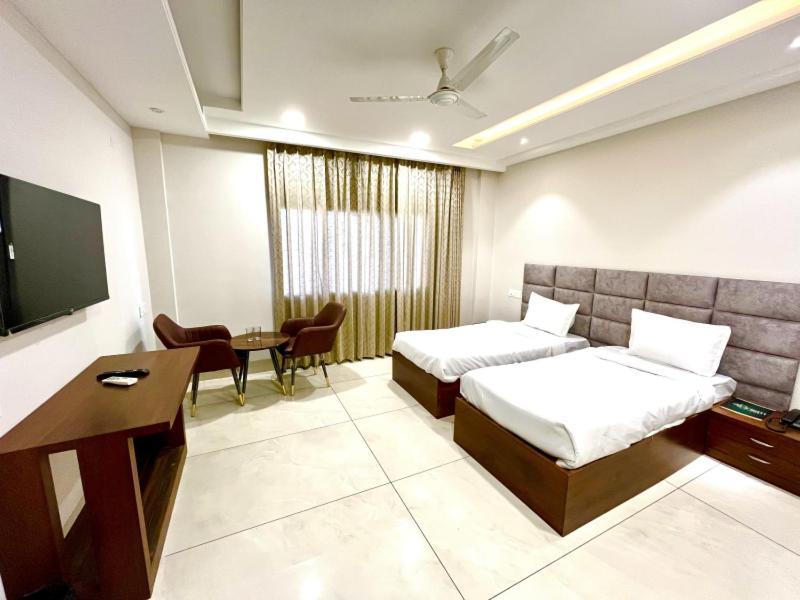 Prism Grand Hotel Zirakpur Екстериор снимка