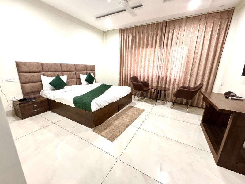 Prism Grand Hotel Zirakpur Екстериор снимка