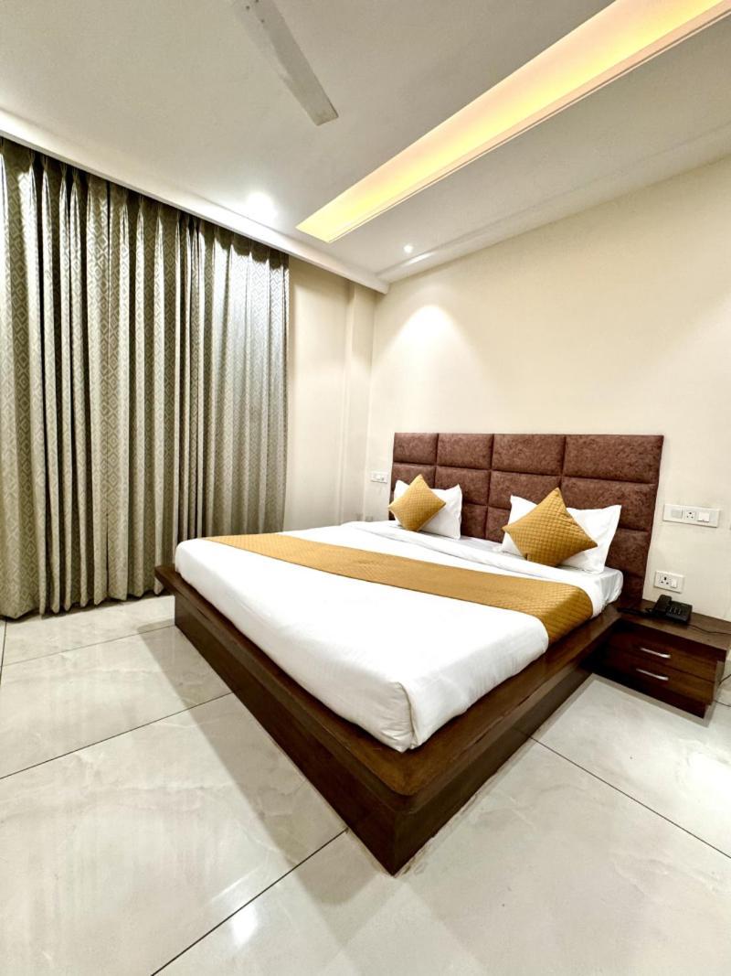 Prism Grand Hotel Zirakpur Екстериор снимка