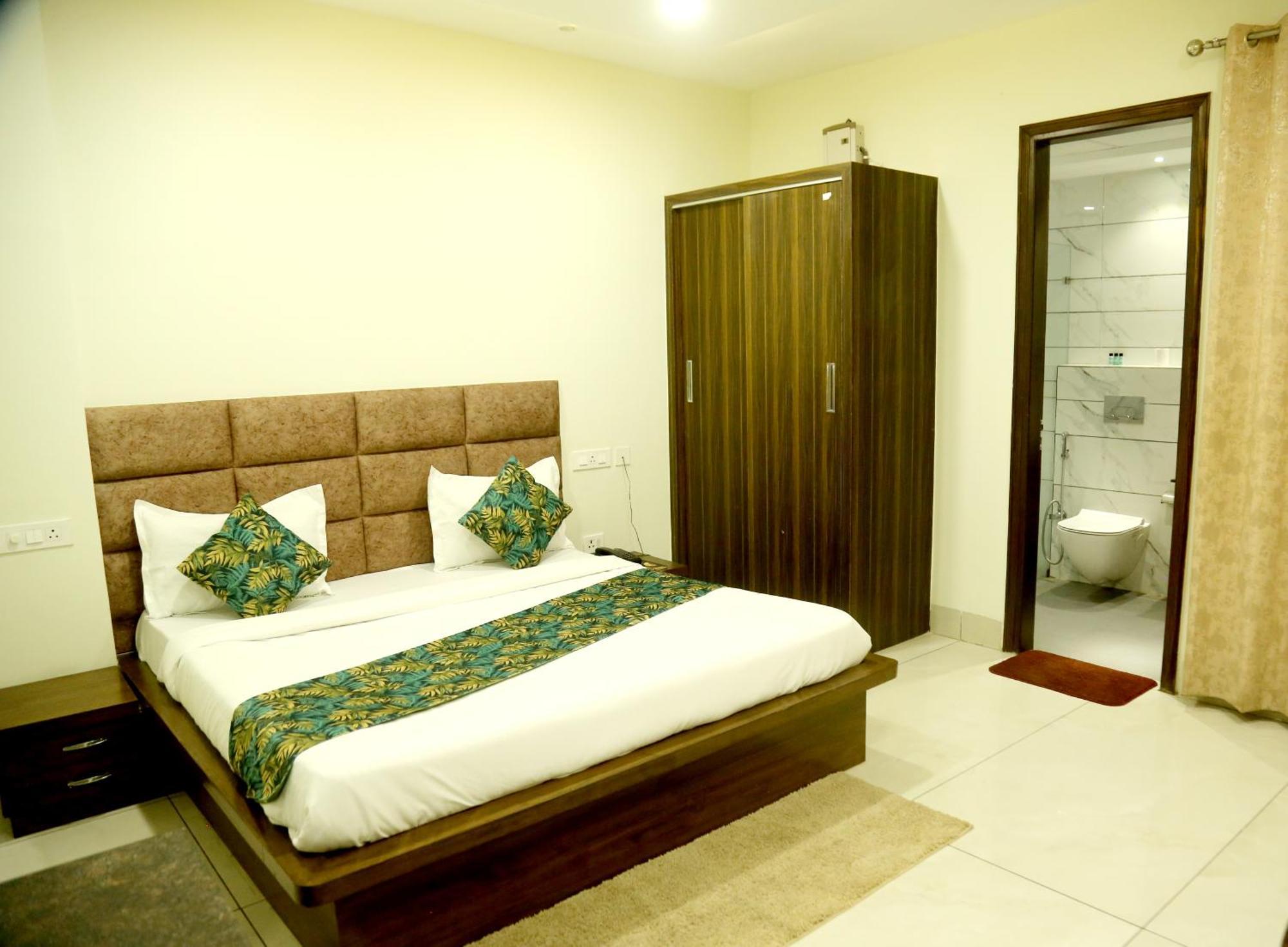 Prism Grand Hotel Zirakpur Екстериор снимка