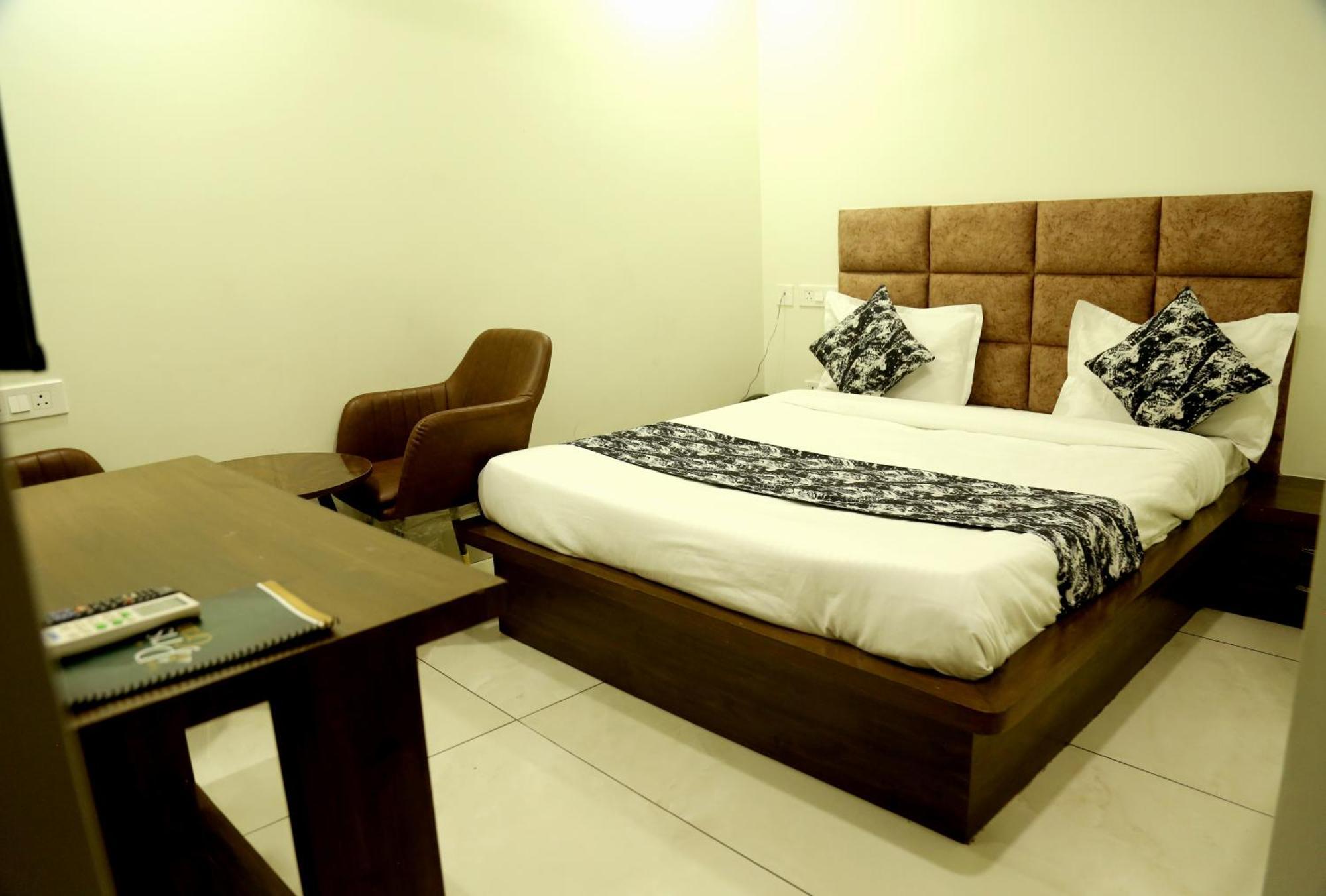 Prism Grand Hotel Zirakpur Екстериор снимка