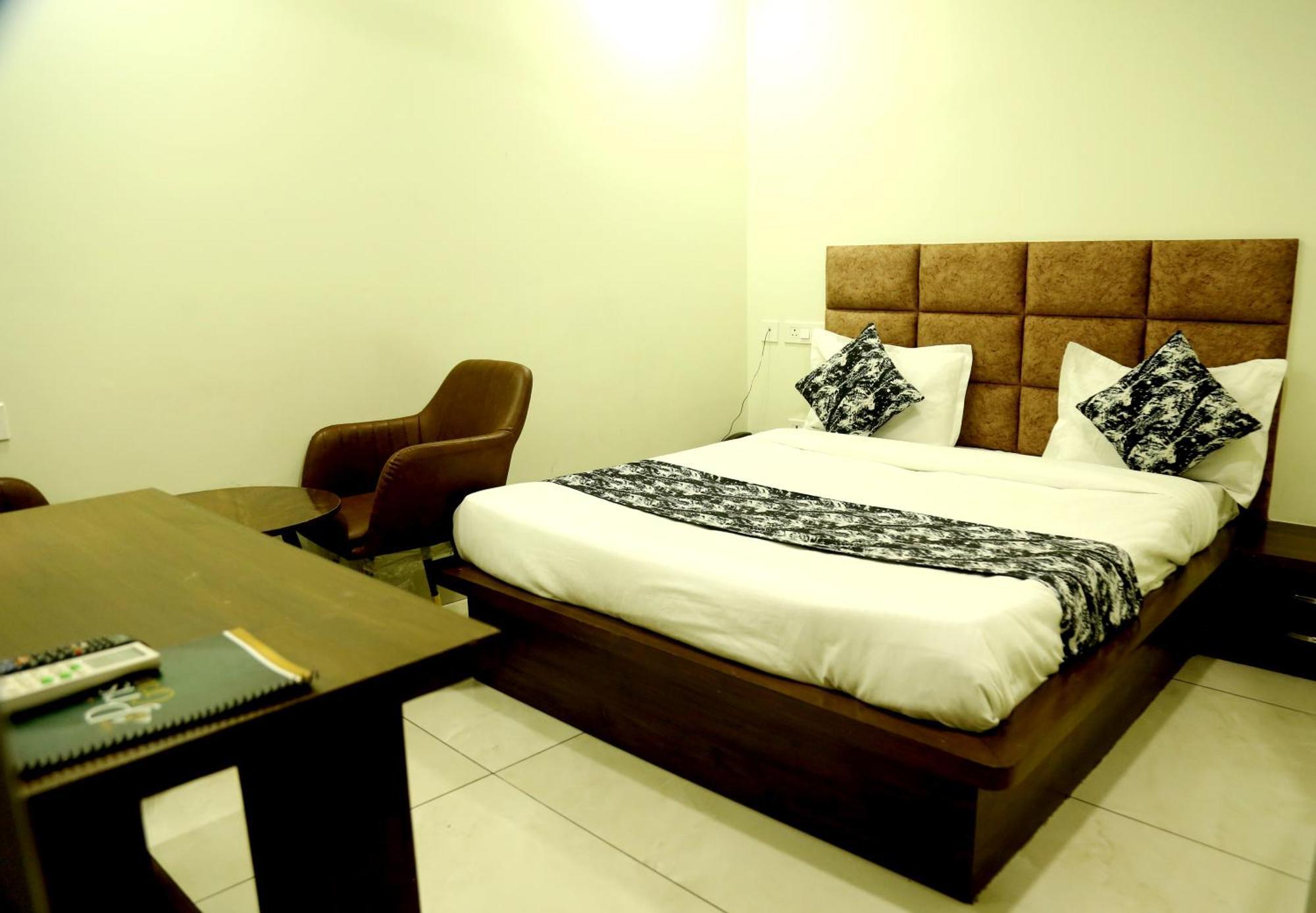 Prism Grand Hotel Zirakpur Екстериор снимка